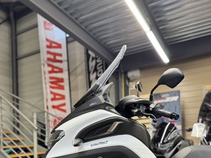 YAMAHA TRICITY 300 4