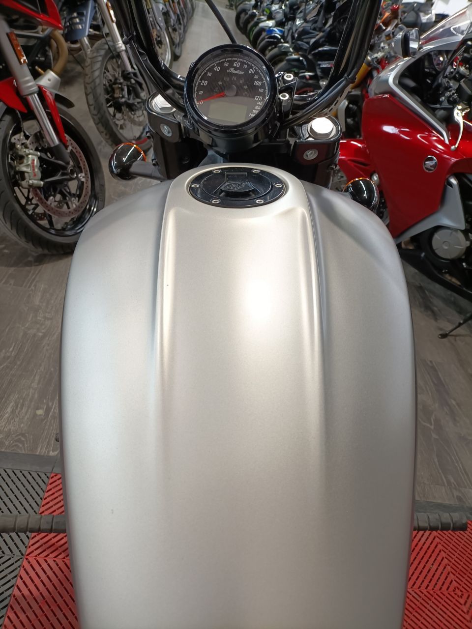 INDIAN SCOUT 1200 BOBBER TWENTY 4