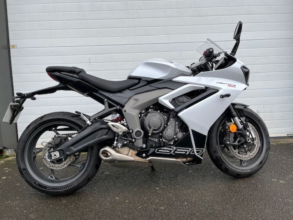 TRIUMPH 	DAYTONA 660 4