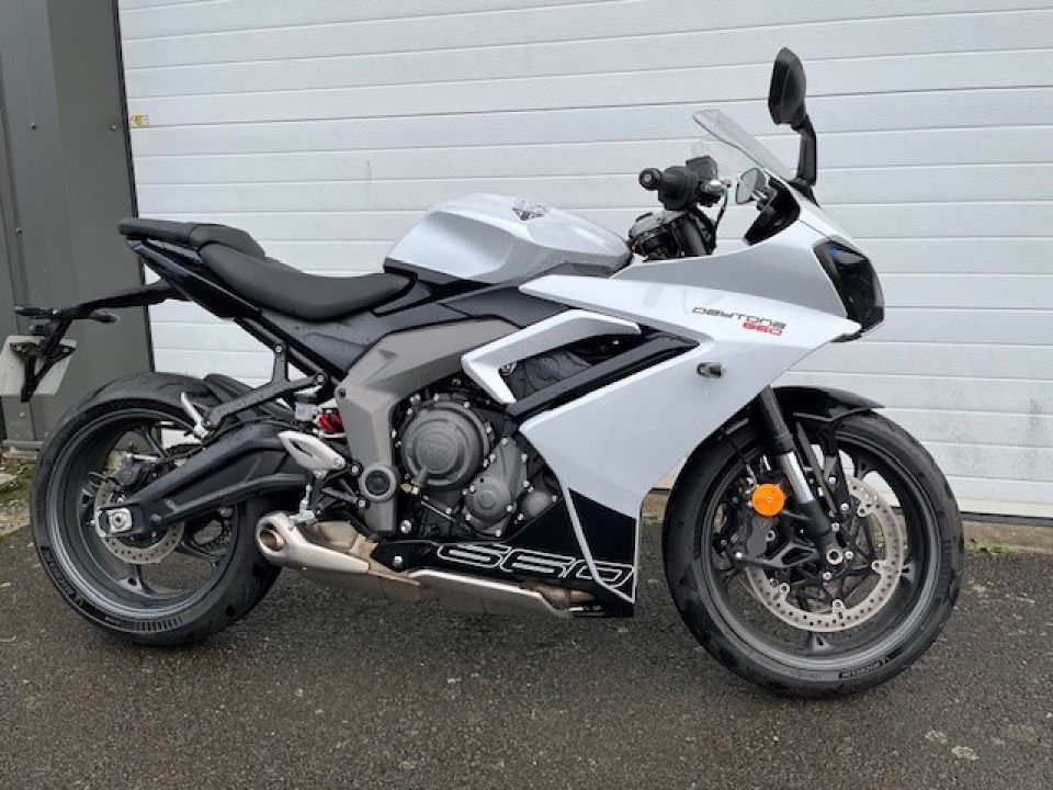 TRIUMPH 	DAYTONA 660 4