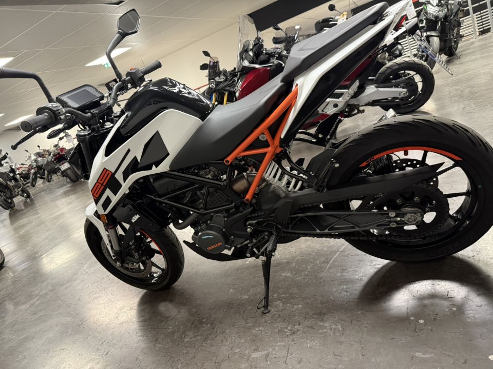 KTM 125 DUKE ABS 4