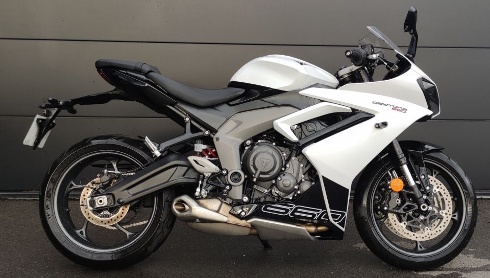 TRIUMPH 	DAYTONA 660 4