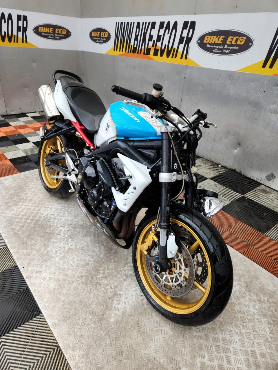 TRIUMPH STREET TRIPLE 675 R 4