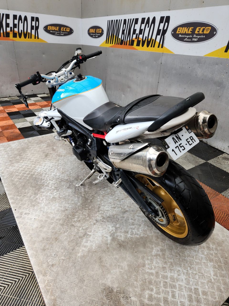 TRIUMPH STREET TRIPLE 675 R 4