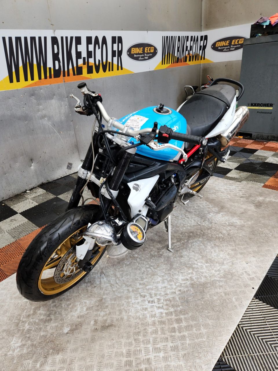 TRIUMPH STREET TRIPLE 675 R 4