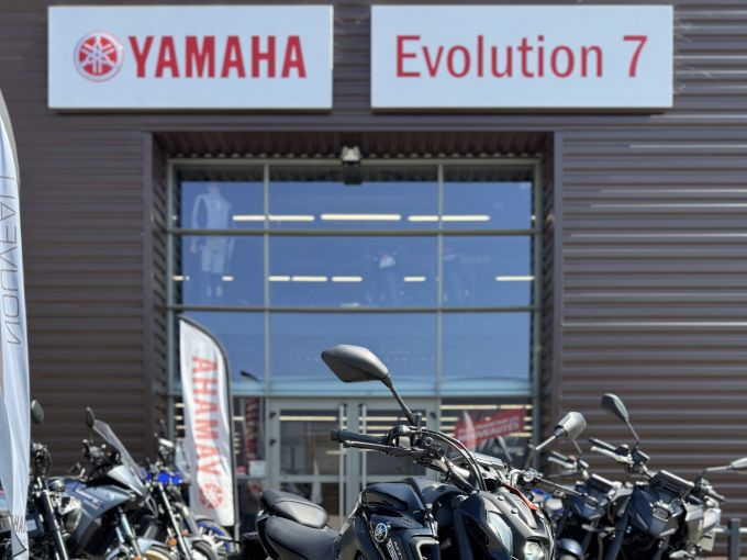 YAMAHA MT-07 4