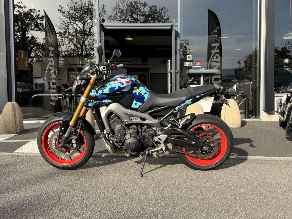 YAMAHA MT-09 4