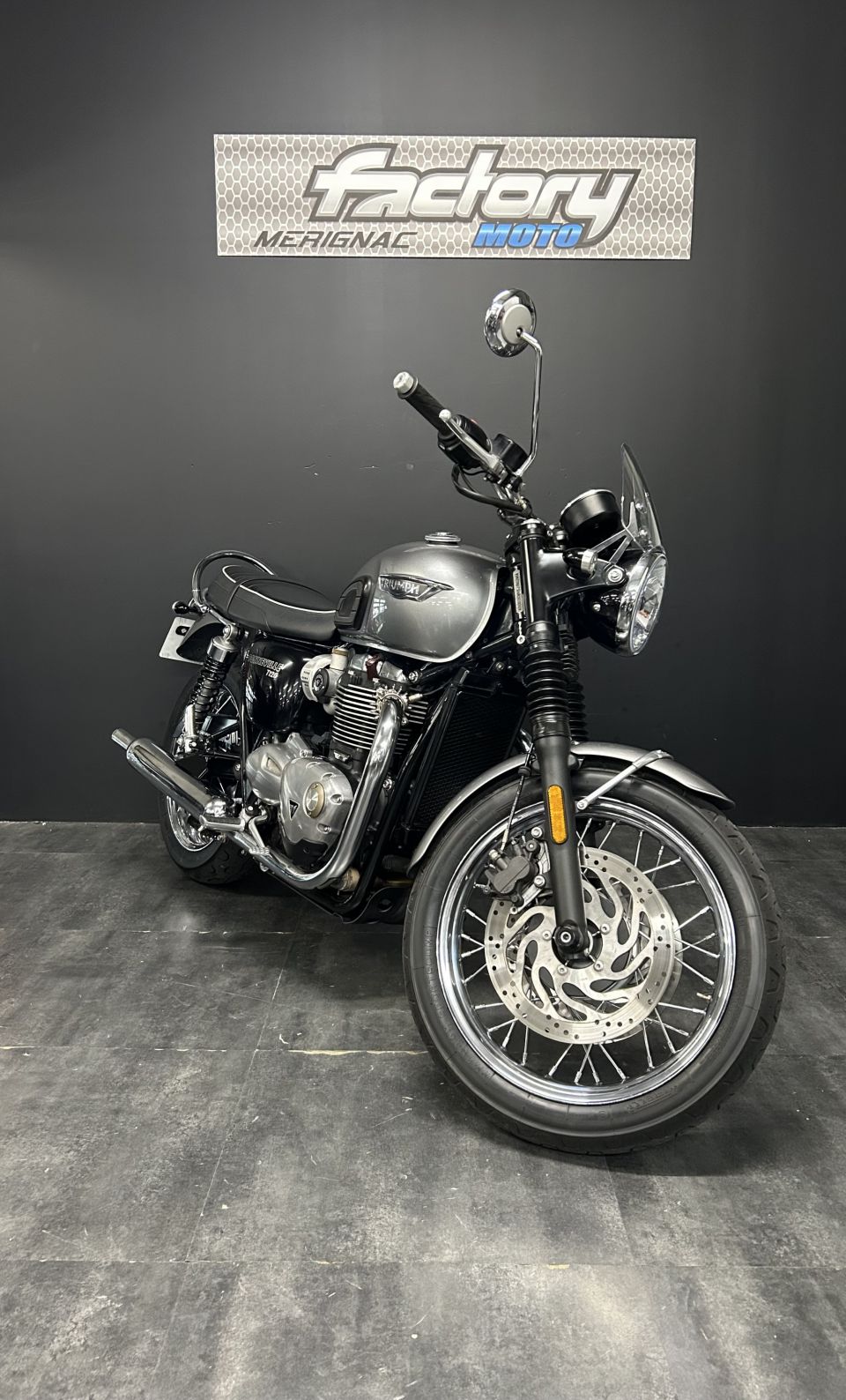 TRIUMPH BONNEVILLE T120 4