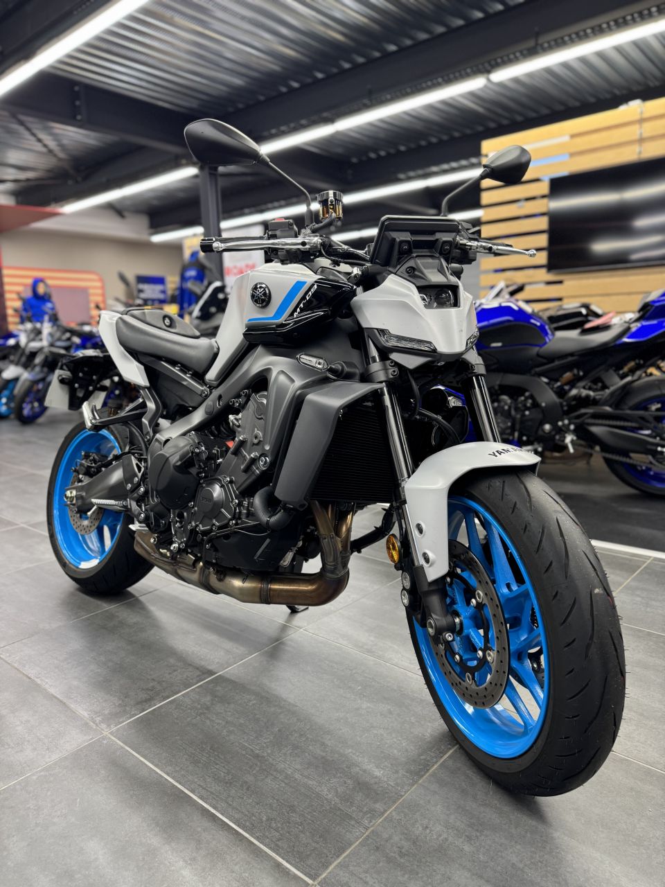 YAMAHA MT-09 4