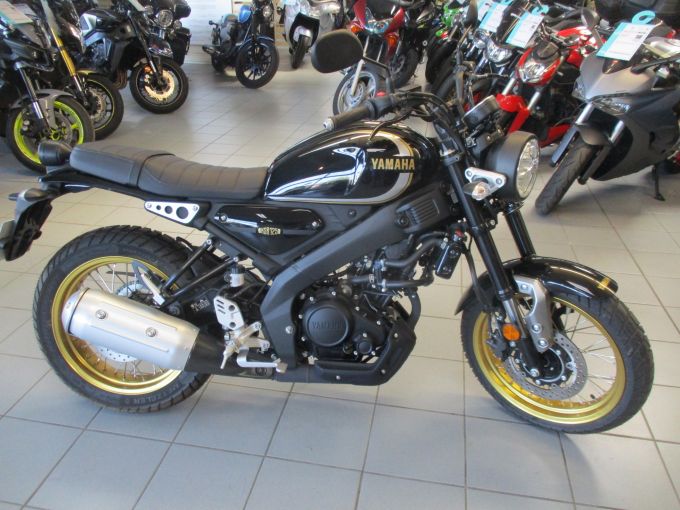 YAMAHA XSR 125 Legacy 4