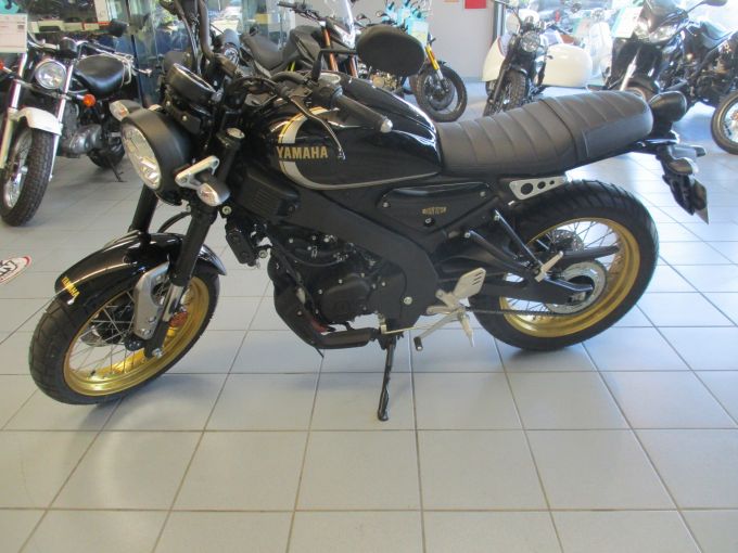 YAMAHA XSR 125 Legacy 4
