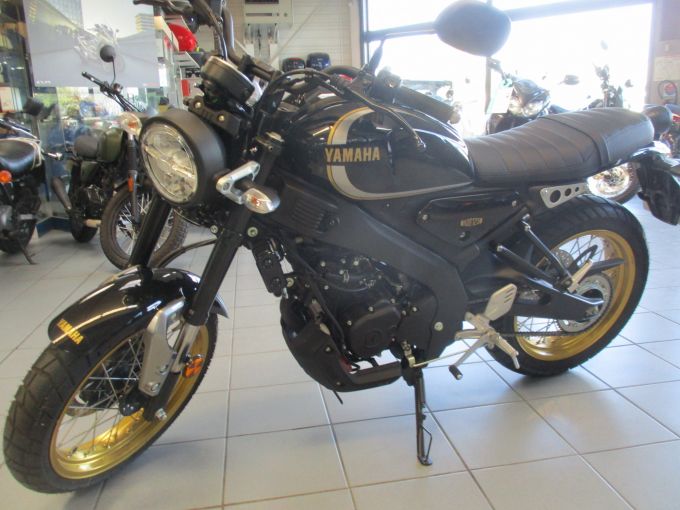 YAMAHA XSR 125 Legacy 4