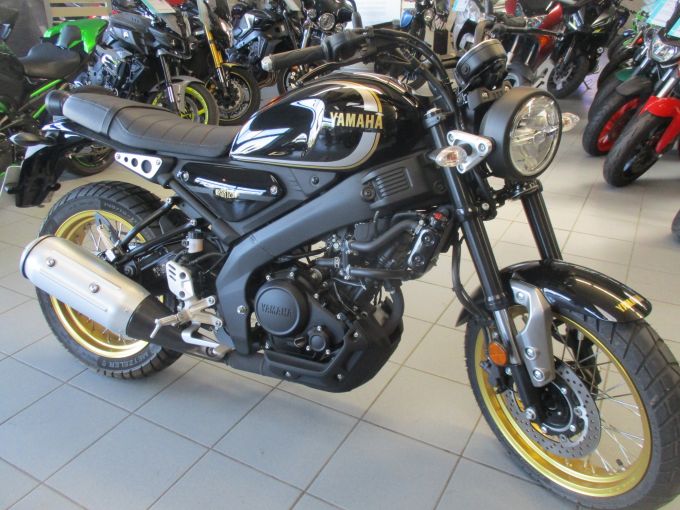 YAMAHA XSR 125 Legacy 4