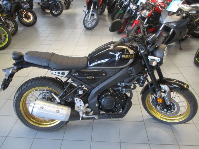 YAMAHA XSR 125 Legacy 4