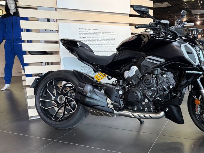 DUCATI DIAVEL V4 4