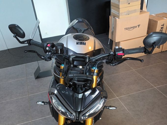 TRIUMPH SPEED TRIPLE 1200 RS 4