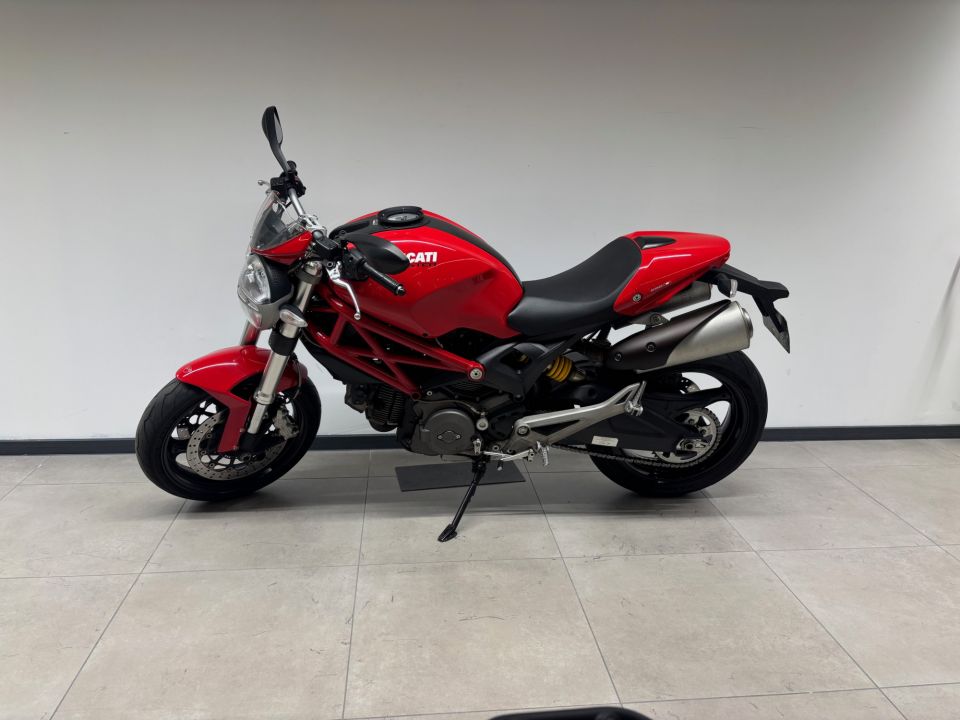 DUCATI MONSTER 696 4