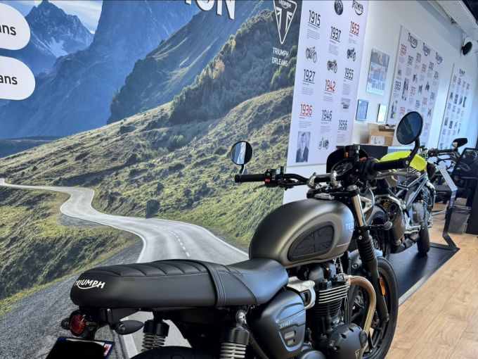 TRIUMPH STREET TWIN  900 4
