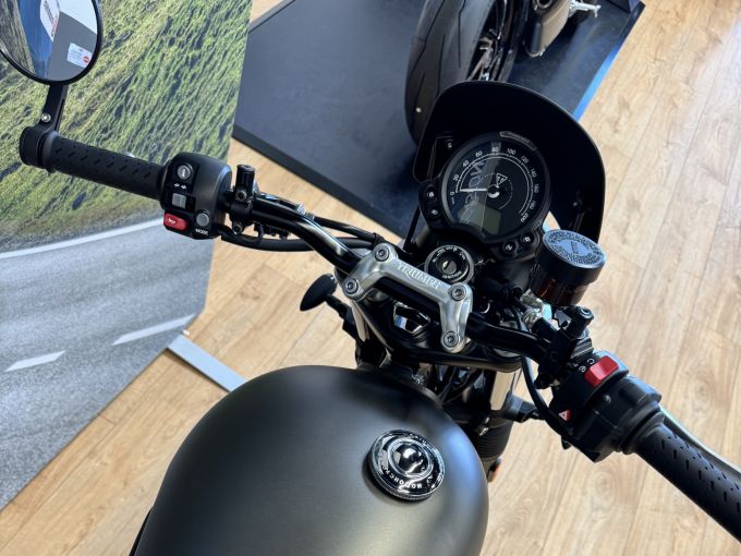 TRIUMPH STREET TWIN  900 4
