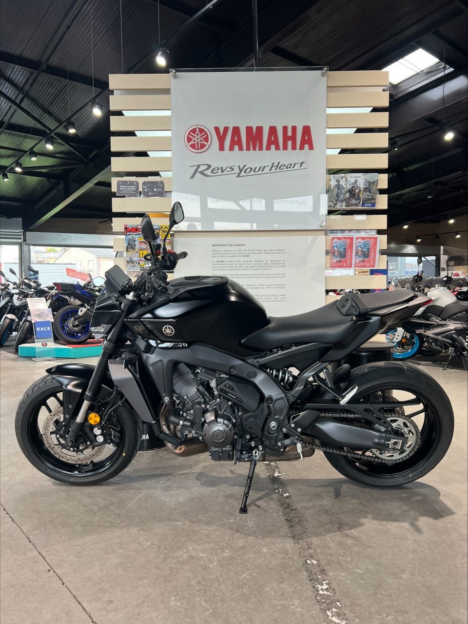 YAMAHA MT-09  Y-AMT 4