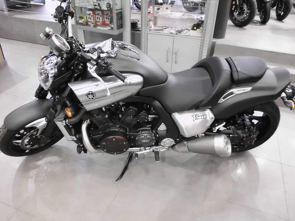 YAMAHA V-MAX 1700 4