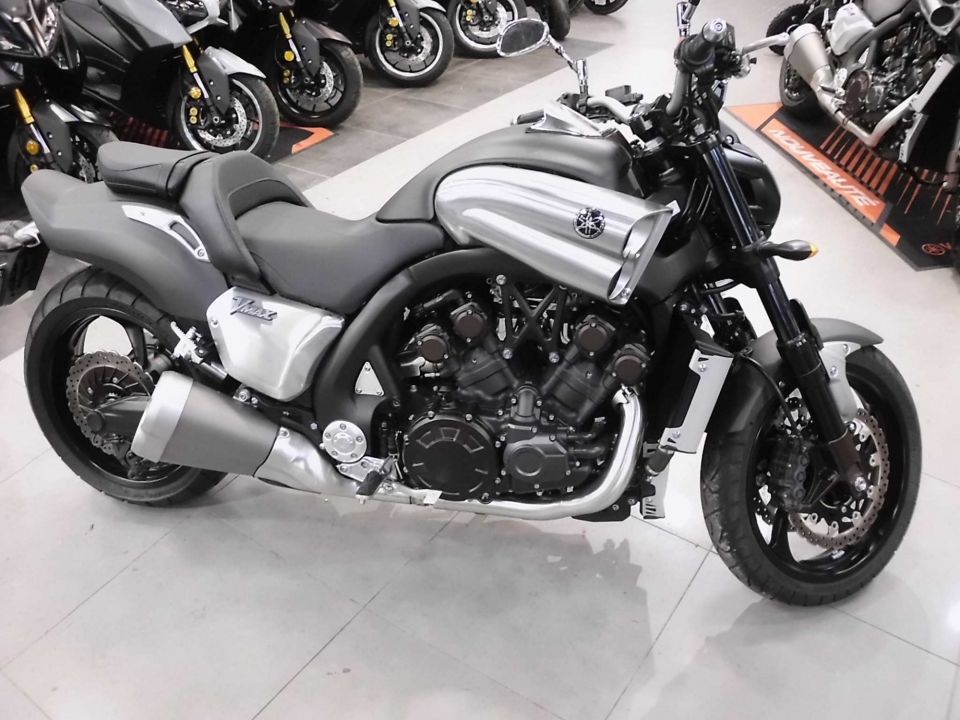 YAMAHA V-MAX 1700 4