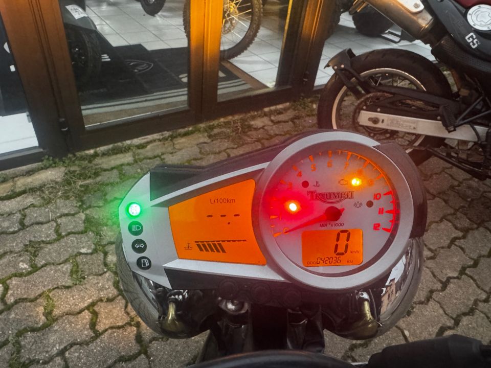 TRIUMPH SPEED TRIPLE 1050 4