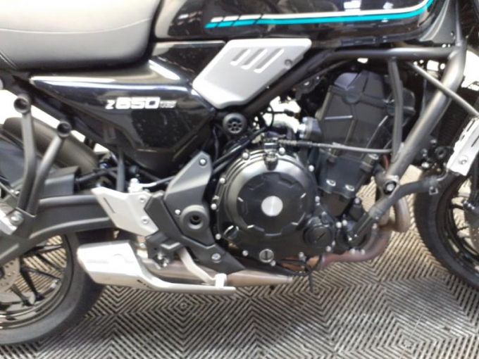 KAWASAKI Z 650 RS 4