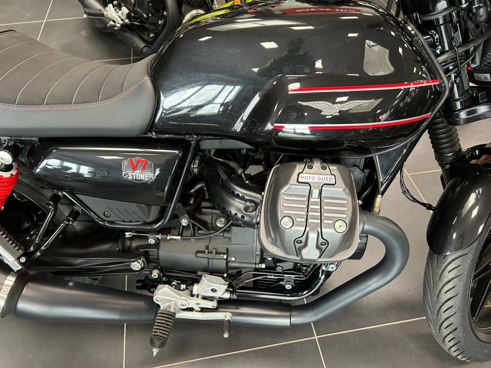 MOTO GUZZI V7 4