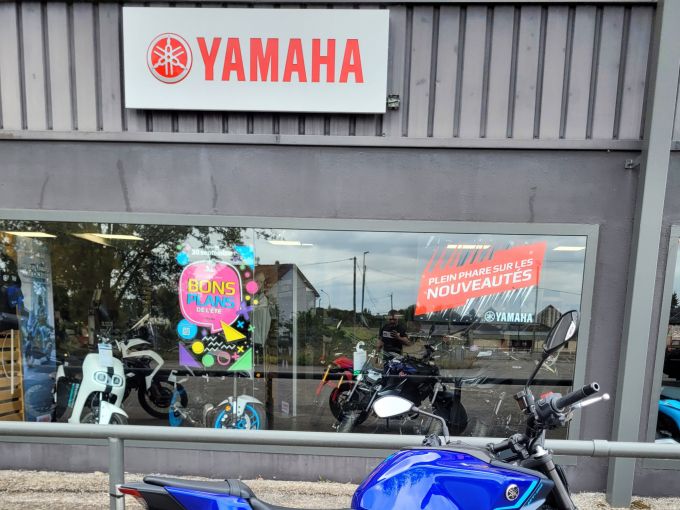 YAMAHA MT-09  Y-AMT 4