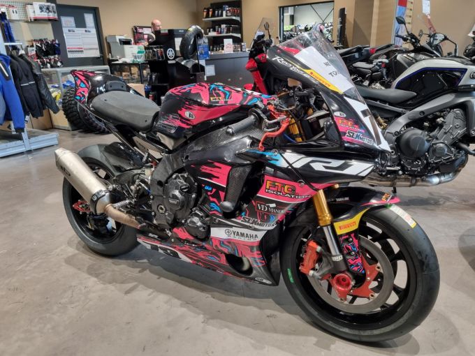 YAMAHA YZF 1000 R1 4