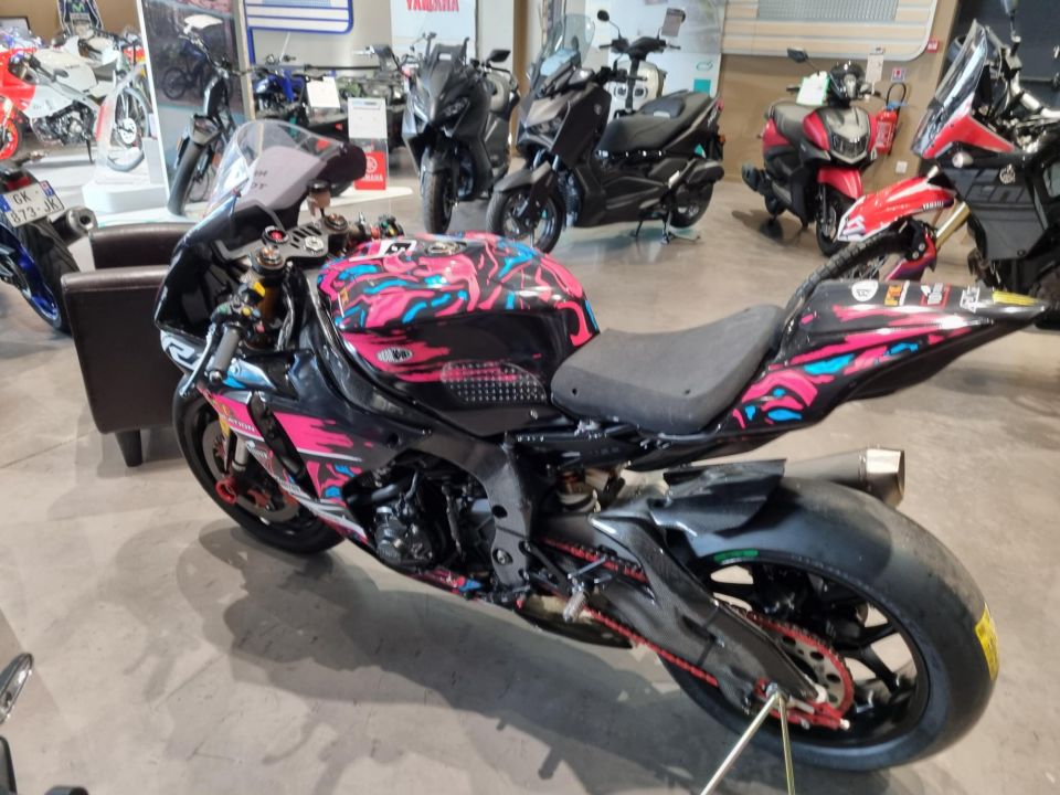 YAMAHA YZF 1000 R1 4