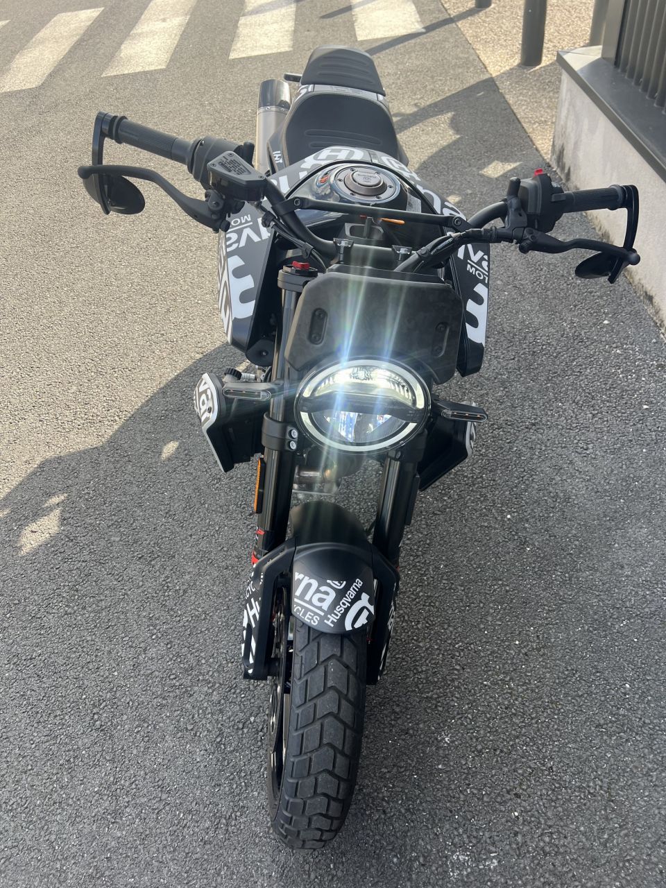 HUSQVARNA SVARTPILEN 801 4