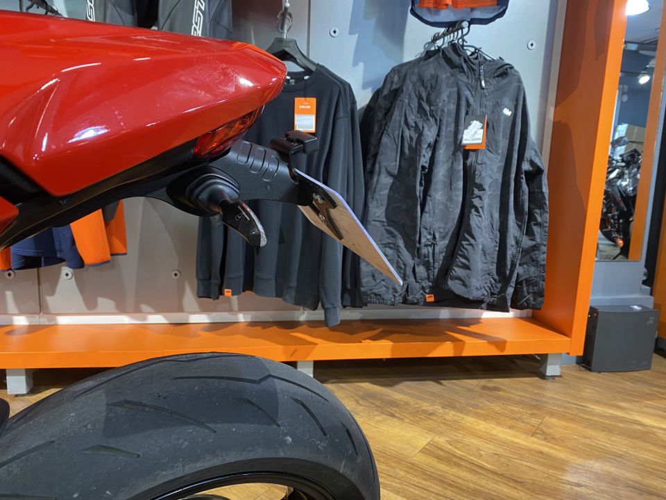 DUCATI SUPERSPORT 939S 4