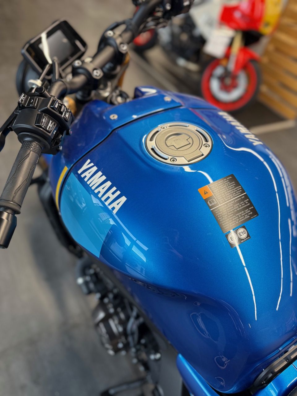 YAMAHA XSR 900 ABS 4