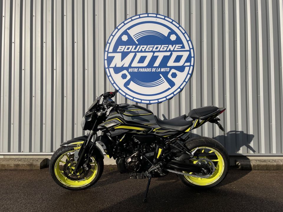 YAMAHA MT-07 4