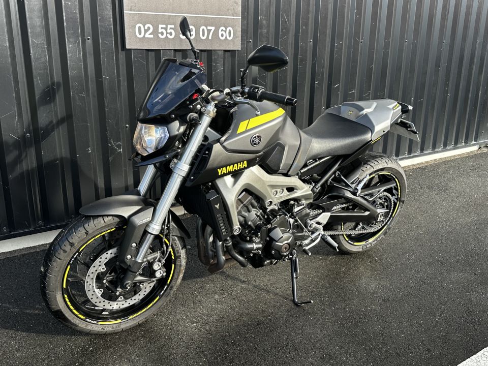 YAMAHA MT-09 4