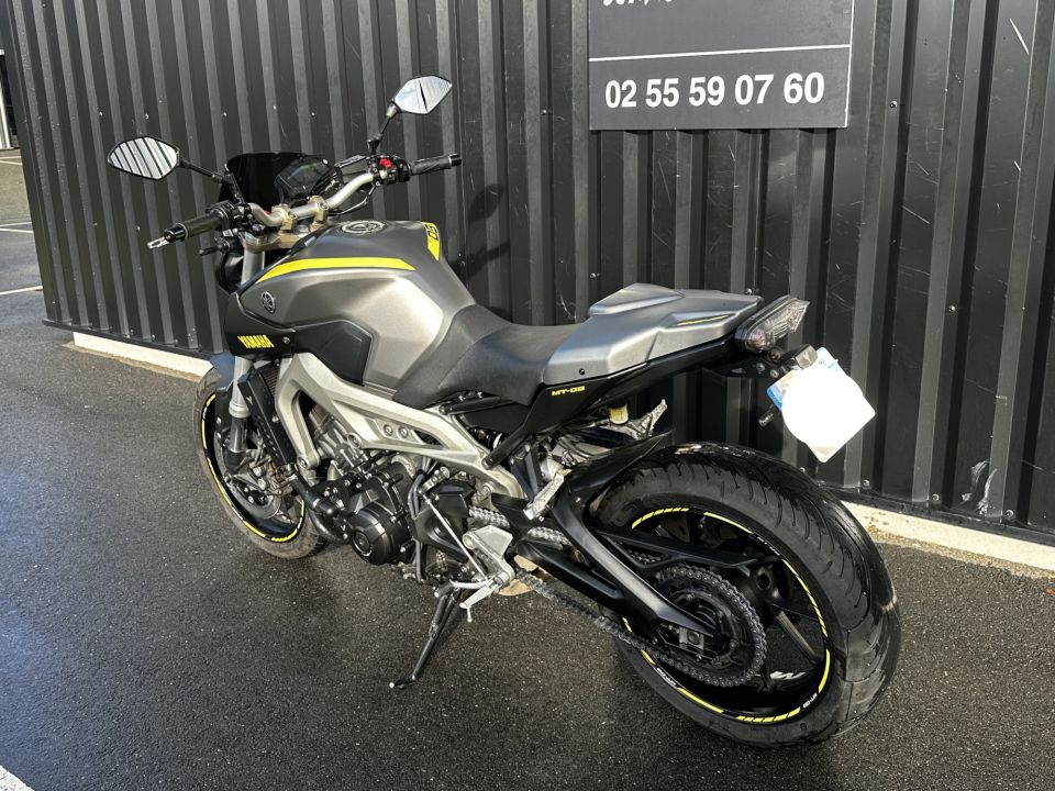 YAMAHA MT-09 4