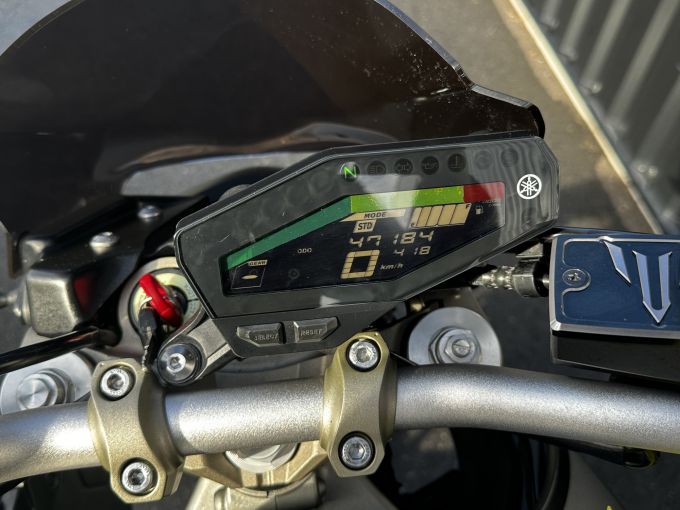 YAMAHA MT-09 4
