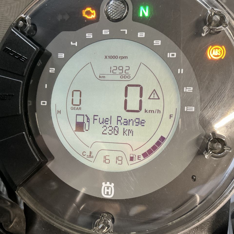 HUSQVARNA SVARTPILEN 125 ABS 4