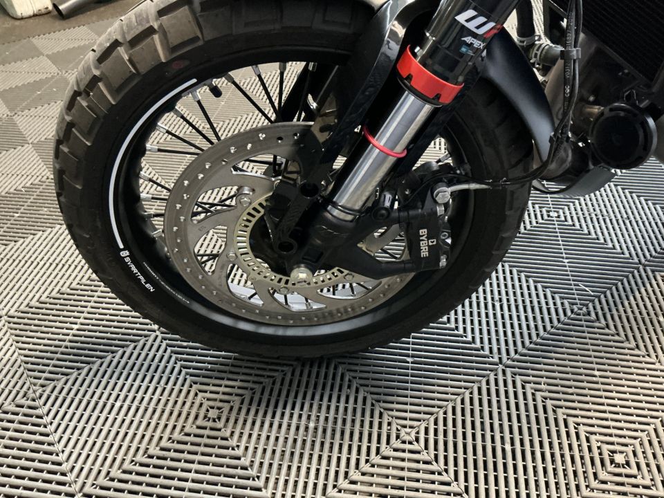 HUSQVARNA SVARTPILEN 125 ABS 4