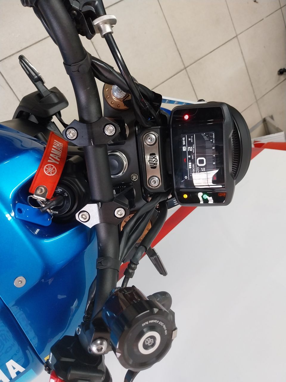 YAMAHA XSR 900 ABS 4