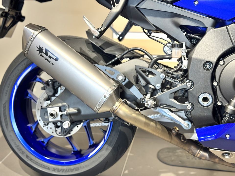 YAMAHA YZF 1000 R1 4