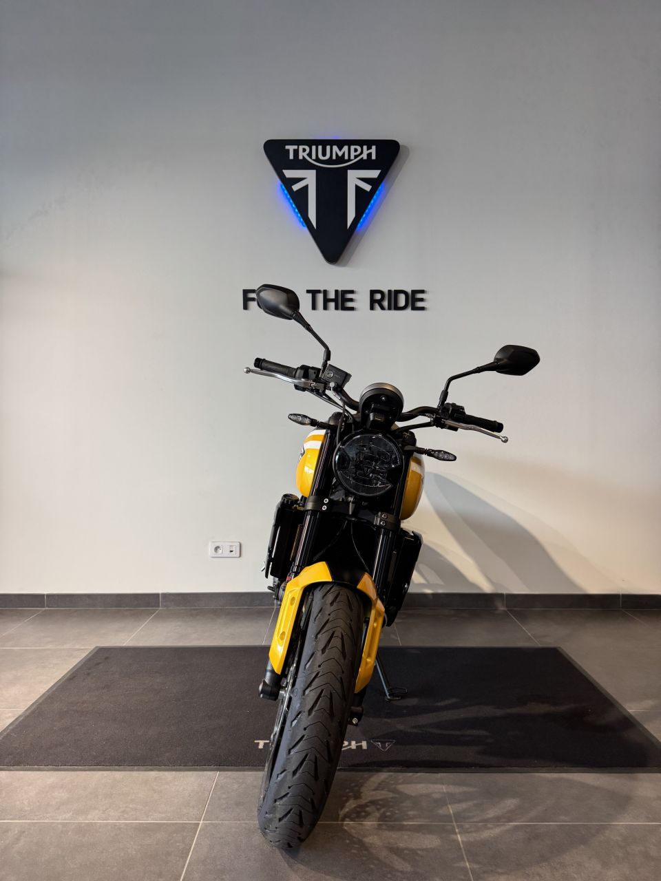 TRIUMPH TRIDENT 660 4