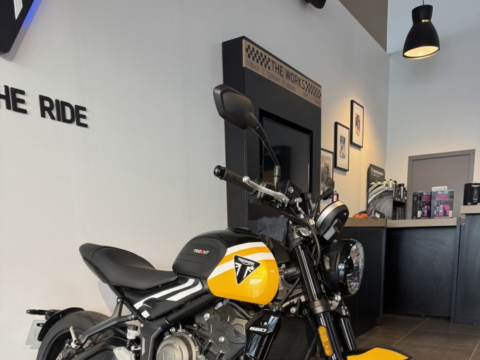 TRIUMPH TRIDENT 660 4