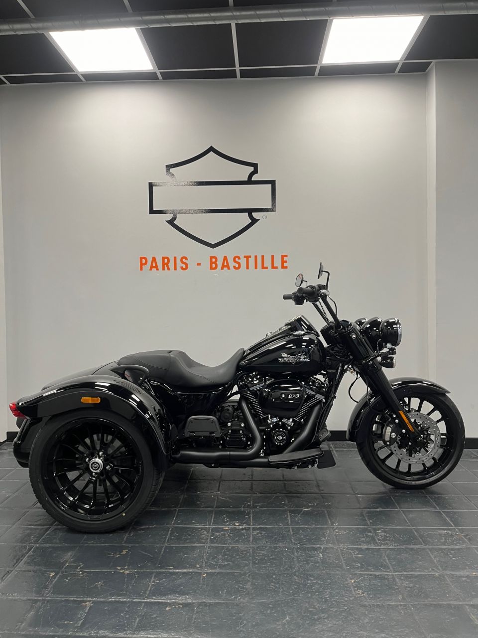 HARLEY-DAVIDSON TRIKE FREEWHEELER 1868 4