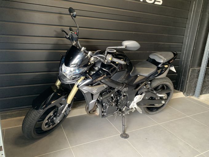 SUZUKI GSR 750 4