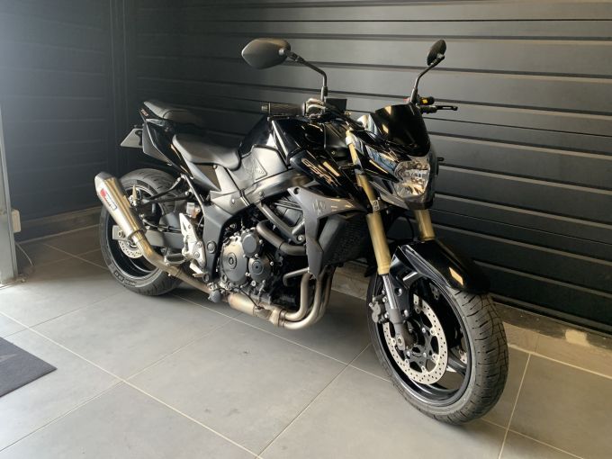 SUZUKI GSR 750 4