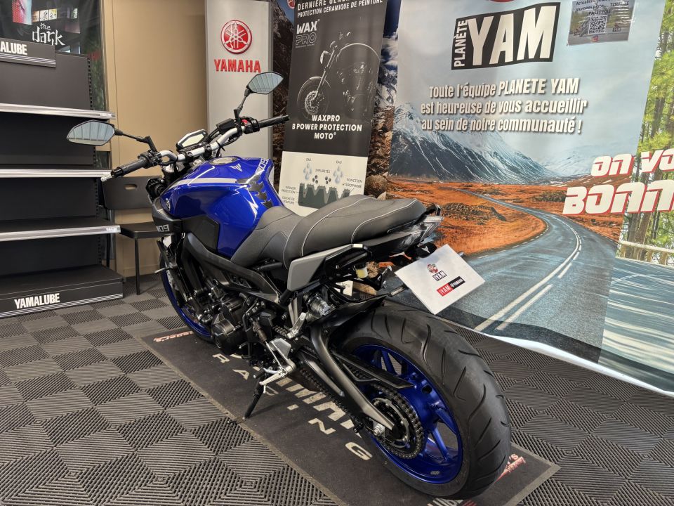 YAMAHA MT-09 4