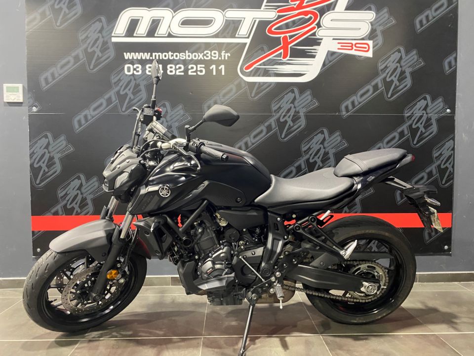 YAMAHA MT-07 4